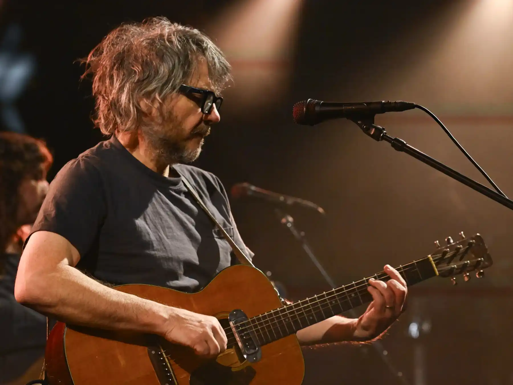 Jeff Tweedy en Barcelona: Una noche mágica de folk-rock y confesiones acústicas en Paral lel 62